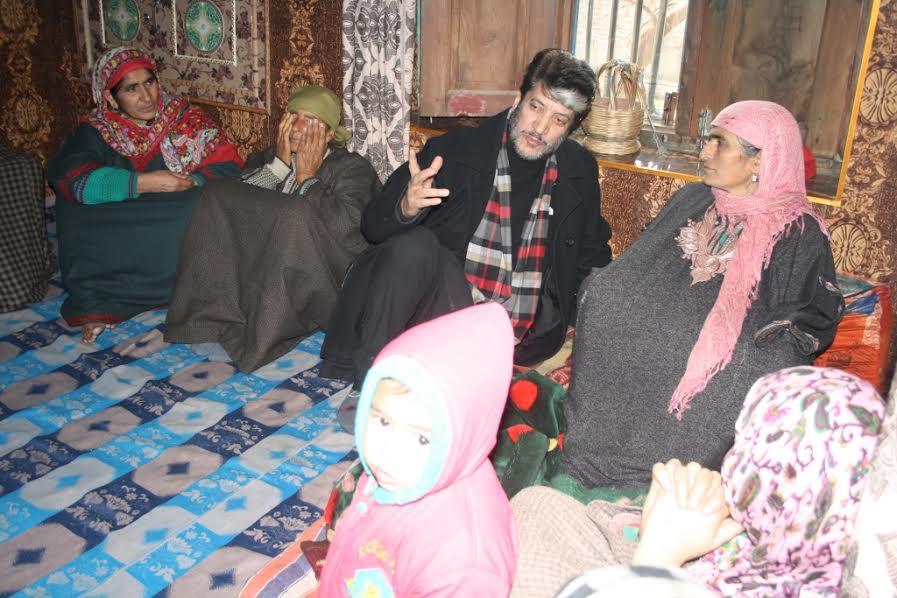 Shah visits Bijbehara, pays tribute to martyrs, expresses condolence with bereaved families